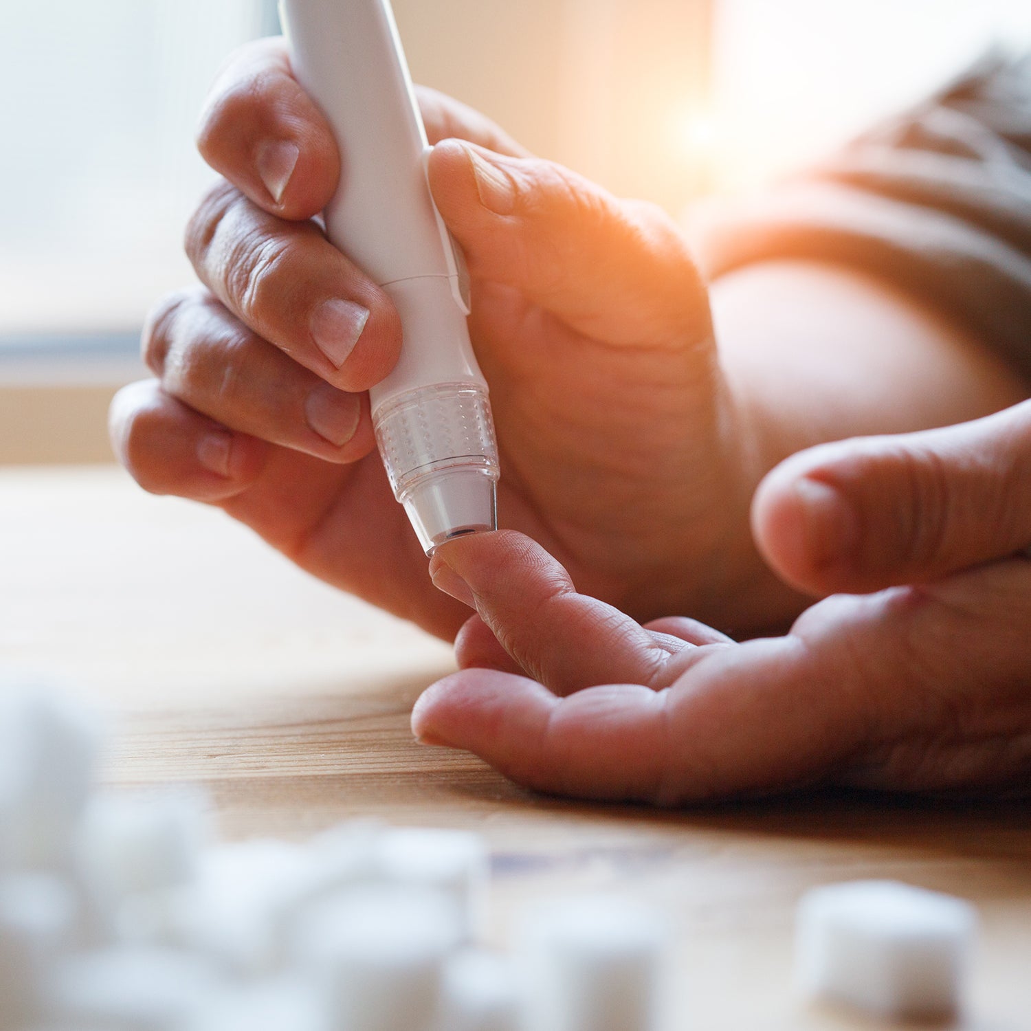 Person misst Blutzuckerwert mit einem Diabetes Pen