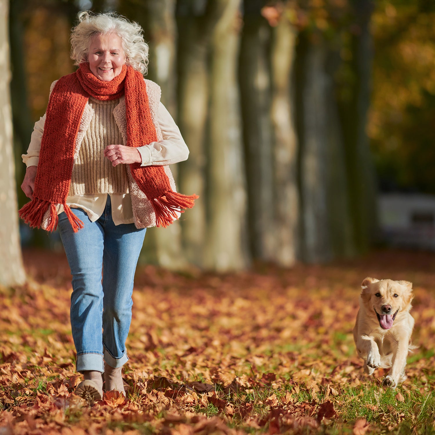 Ältere Frau geht mit ihrem Hund spazieren