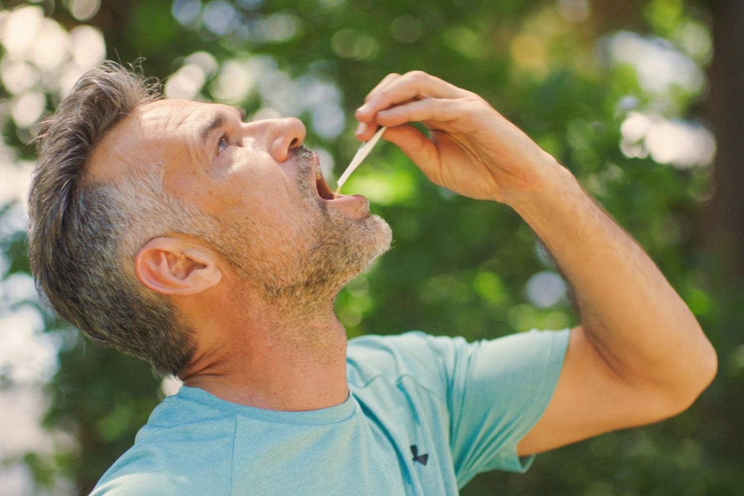 Mann nimmt Magnesium als Direktstick ein