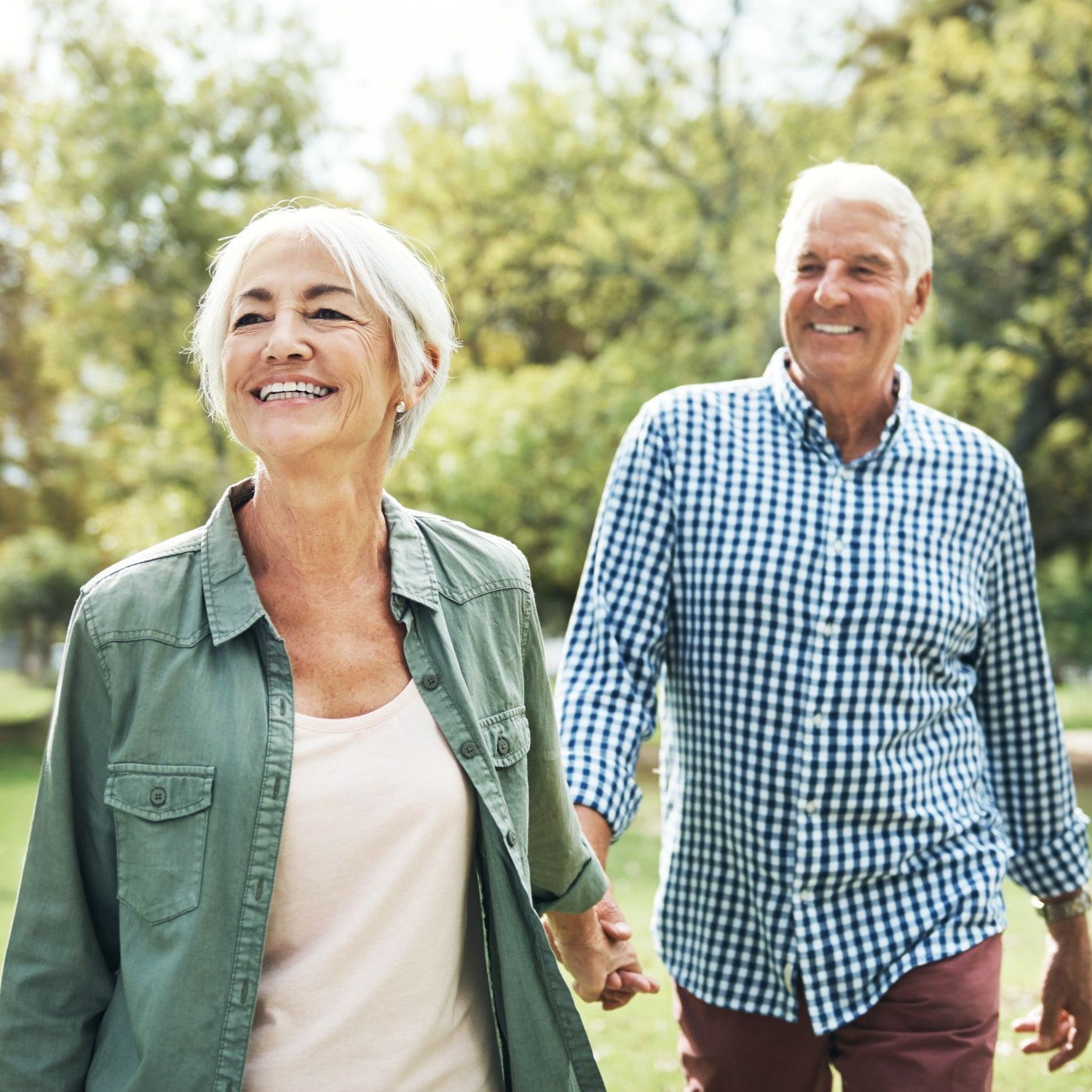 Älteres Paar geht spazieren
