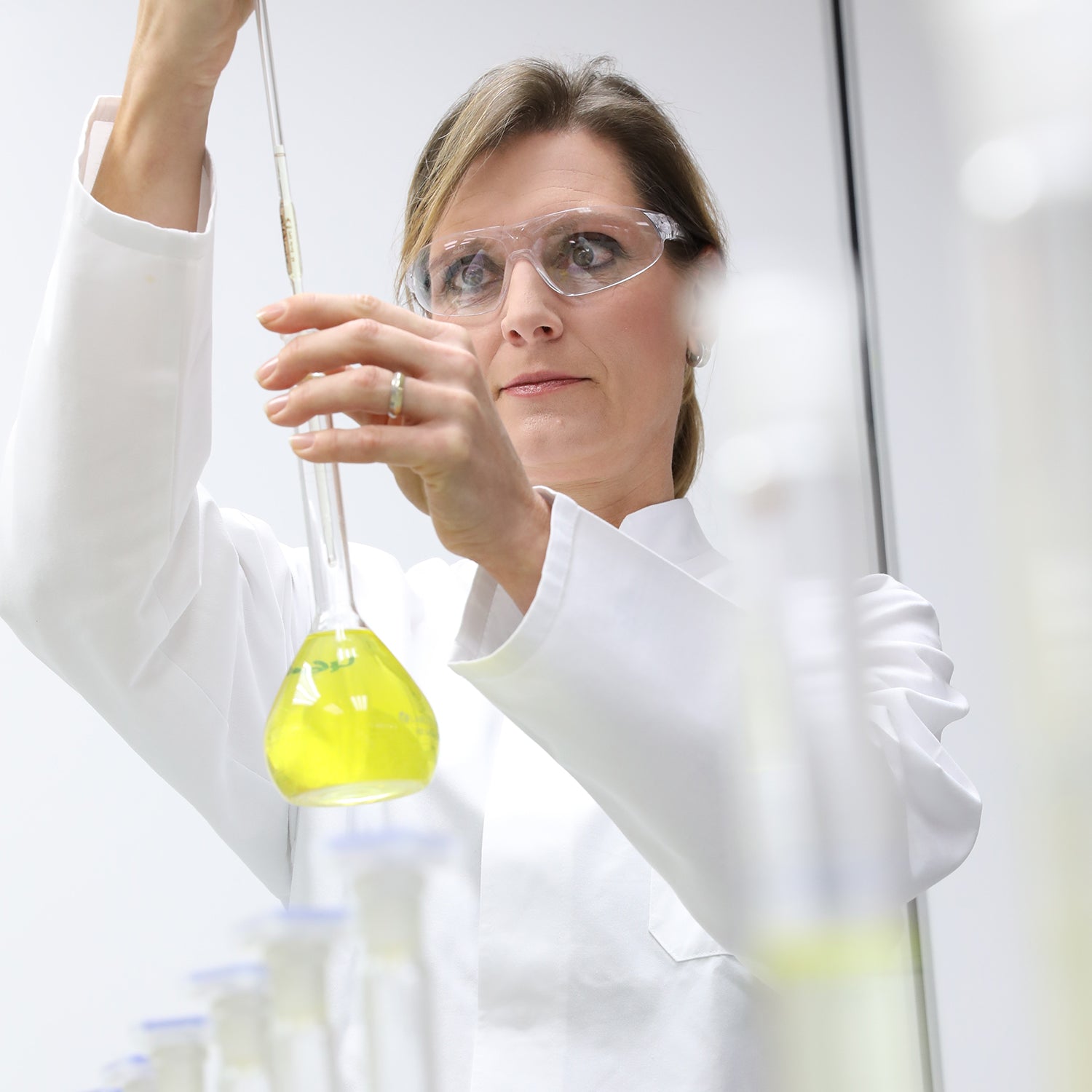 Frau mit Reagenzglas