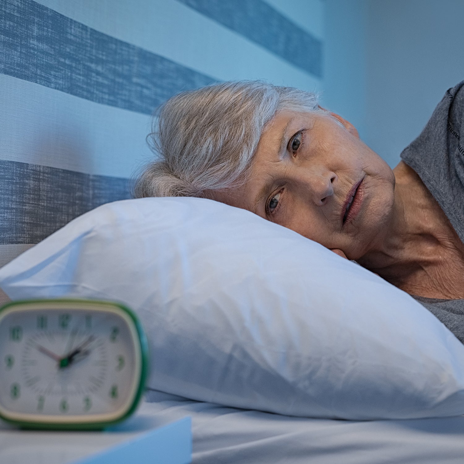Ältere Frau hat Probleme beim Einschlafen