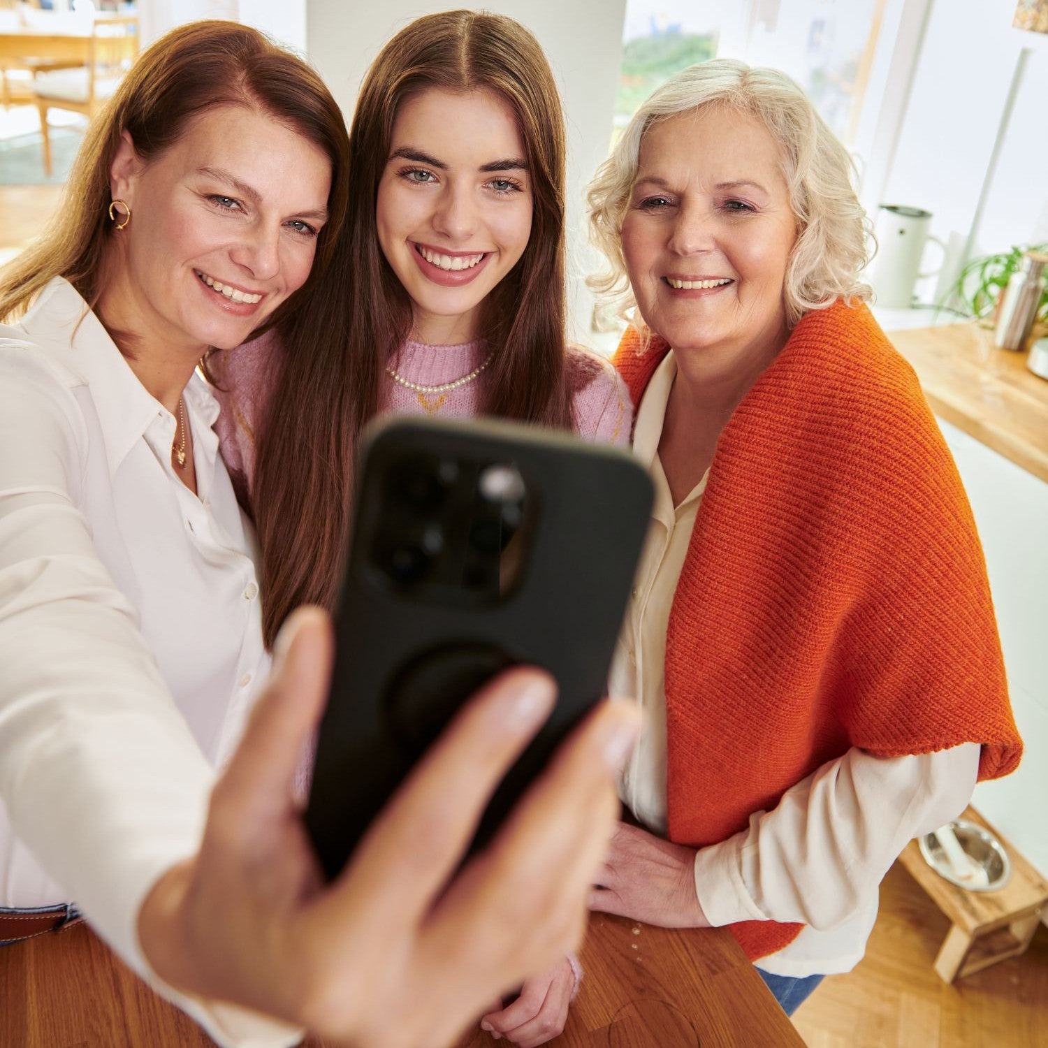 Mutter, Tochter und Oma machen ein Selfie zusammen