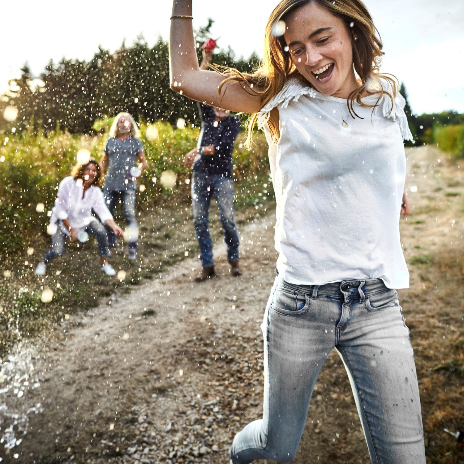 Eine Gruppe von Jugendlichen hat Spaß zusammen