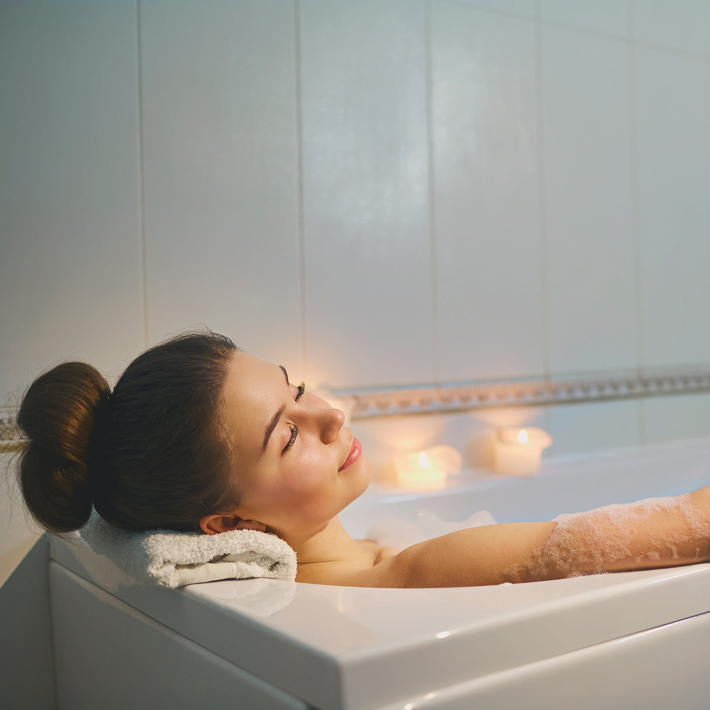 Frau nimmt ein Entspannungsbad