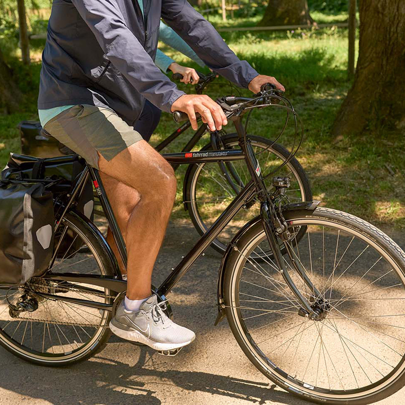 Paar macht eine Fahrradtour