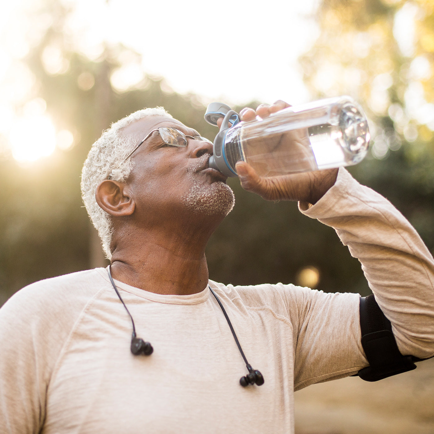 Mann trinkt Wasser aus einer Wasserflasche