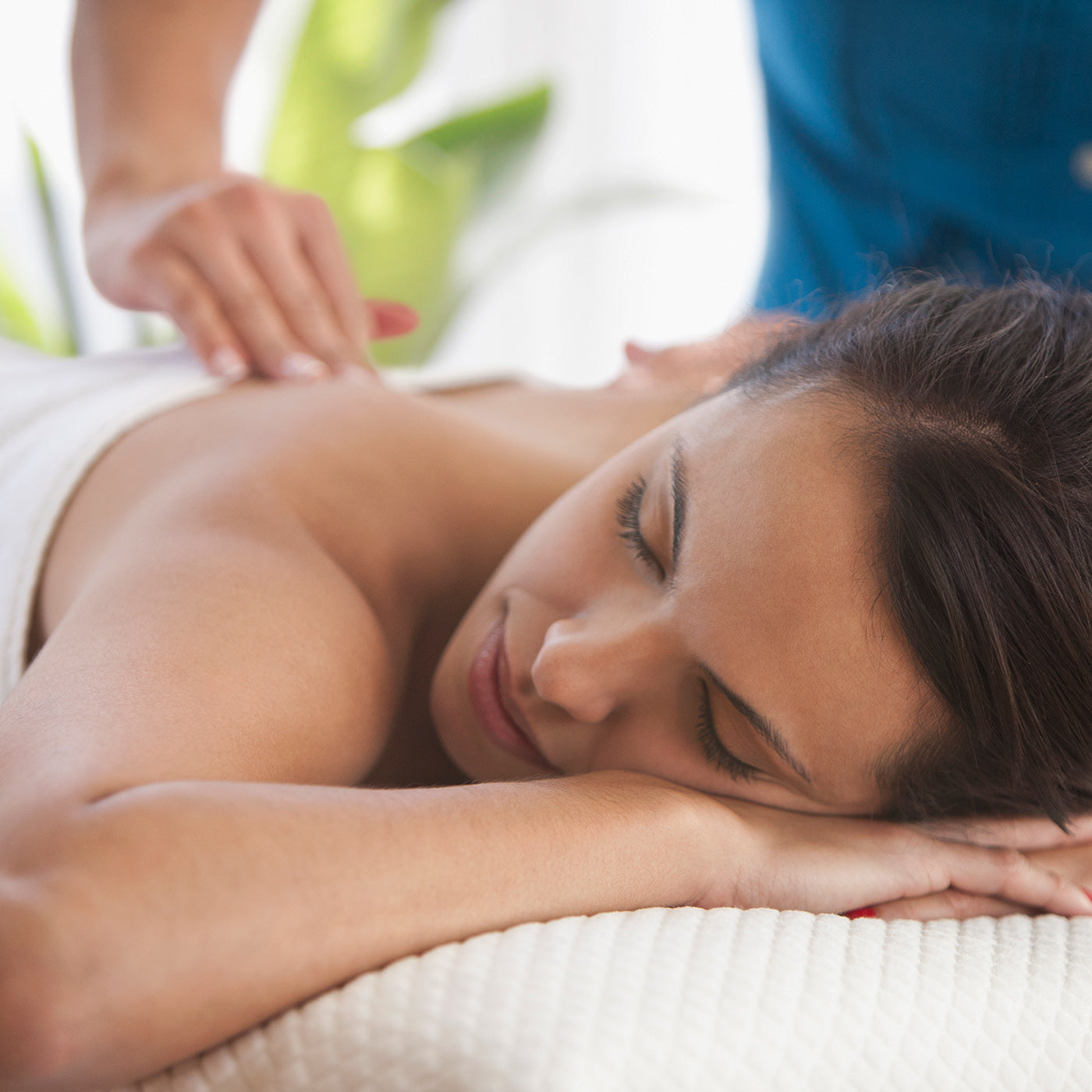 Frau lässt sich den Rücken massieren