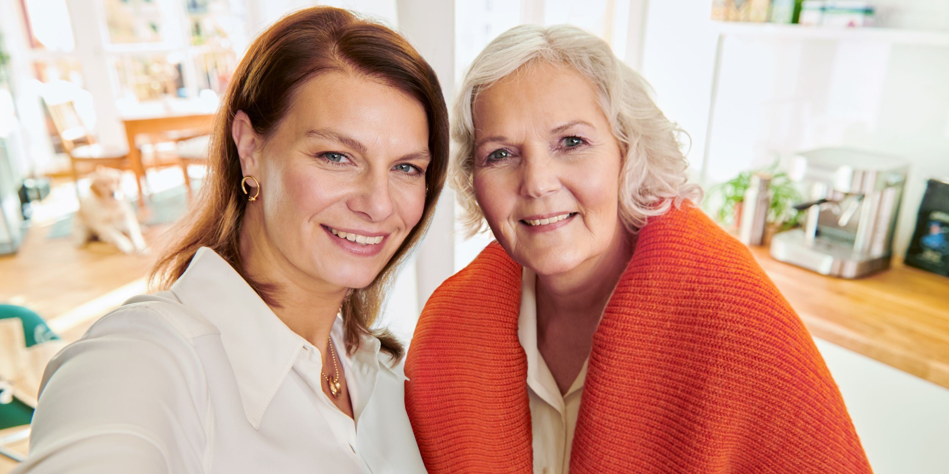 Mutter, Tochter und Oma machen ein Selfie zusammen