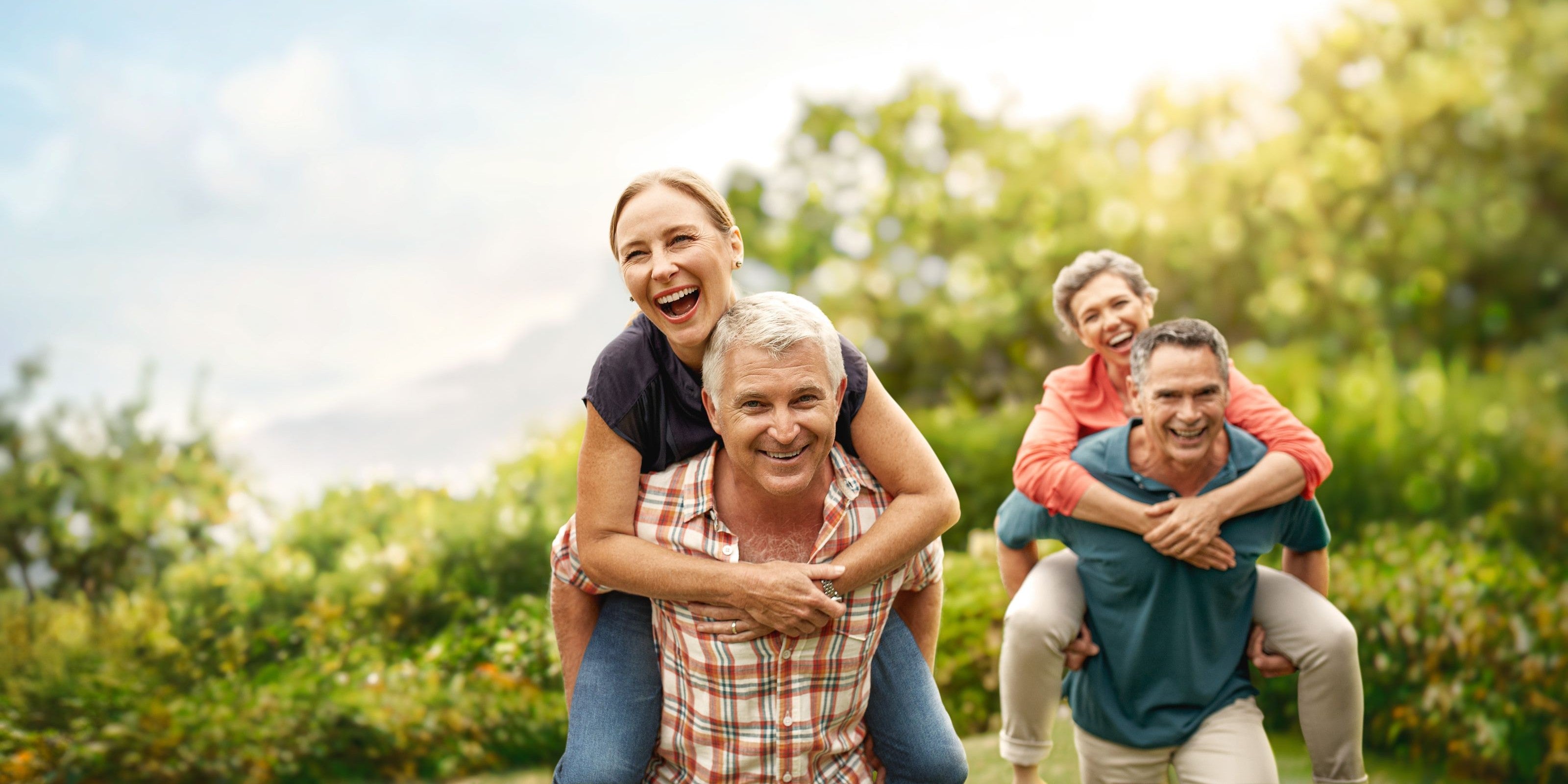 Ältere Pärchen nehmen sich Huckepack