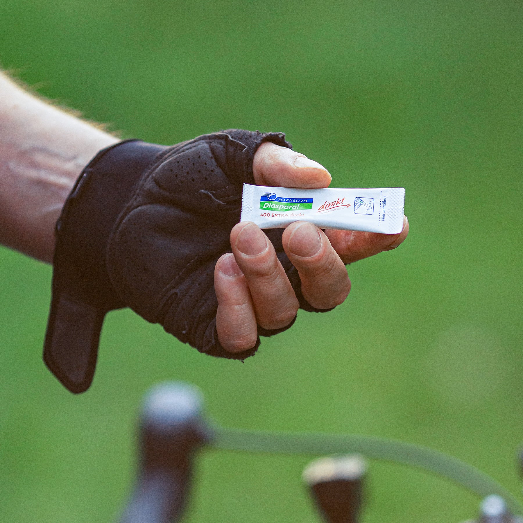 Mann hält einen Direktstick Magnesium-Diasporal 400 Extra direkt in der Hand