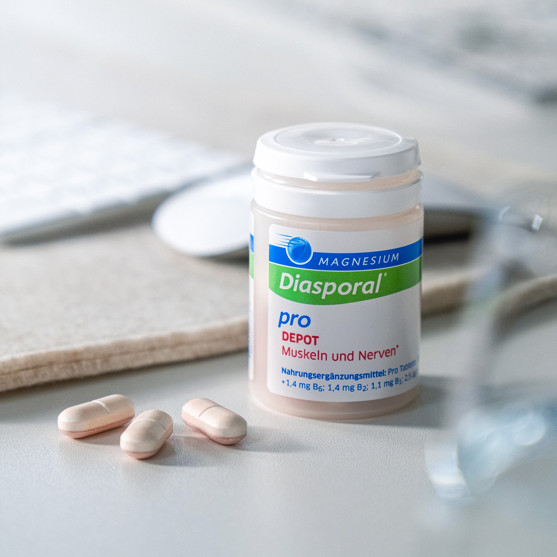 Eine Dose Magnesium-Diasporal Pro Depot Muskeln und Nerven mit Tabletten auf einem Tisch