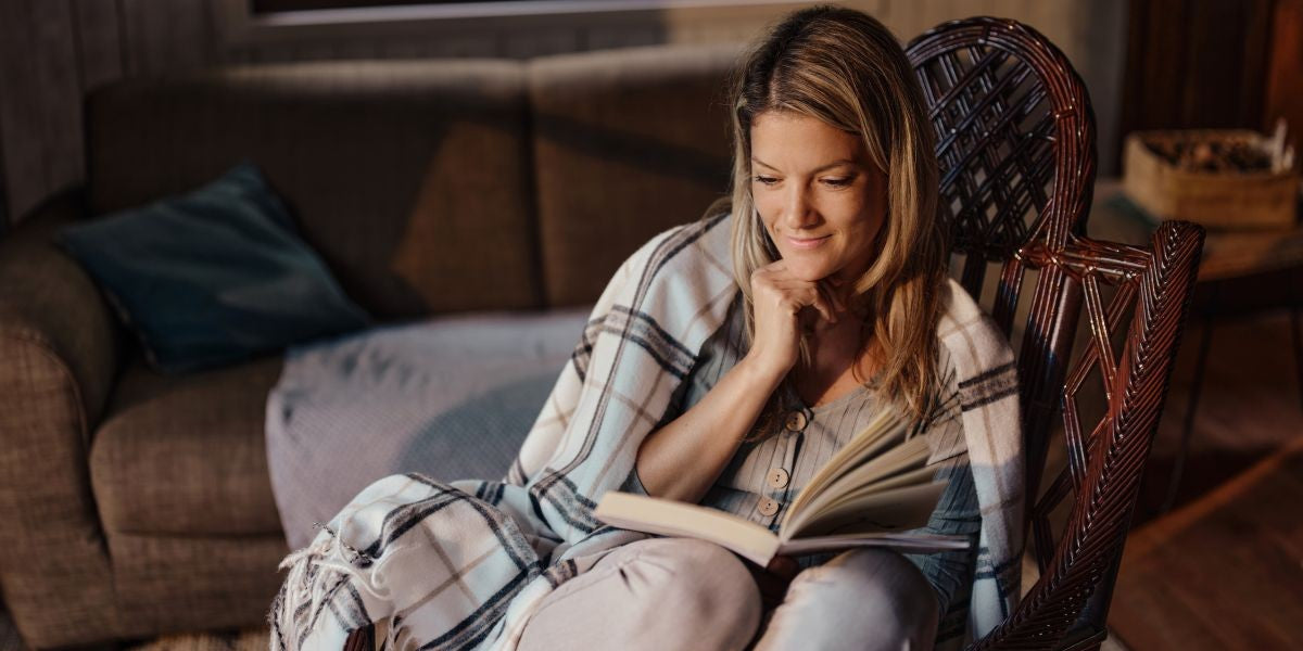 Buch, Kakao & Schaukelstuhl: Warum Lesen entspannt