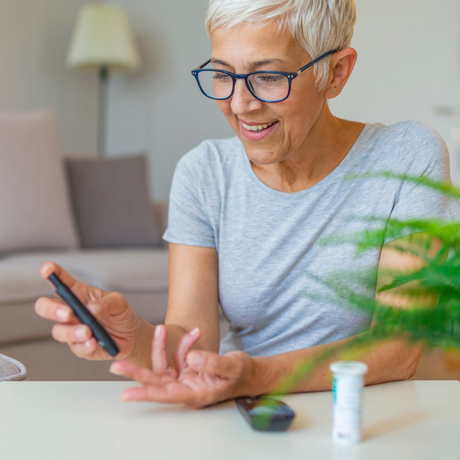 Frau misst ihren Blutzuckerwert mit einem Diabetes Pen