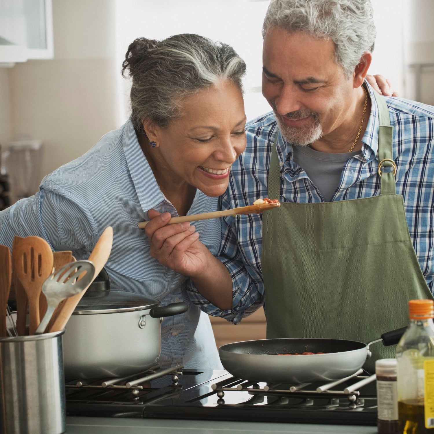 Paar kocht gemeinsam in der Küche