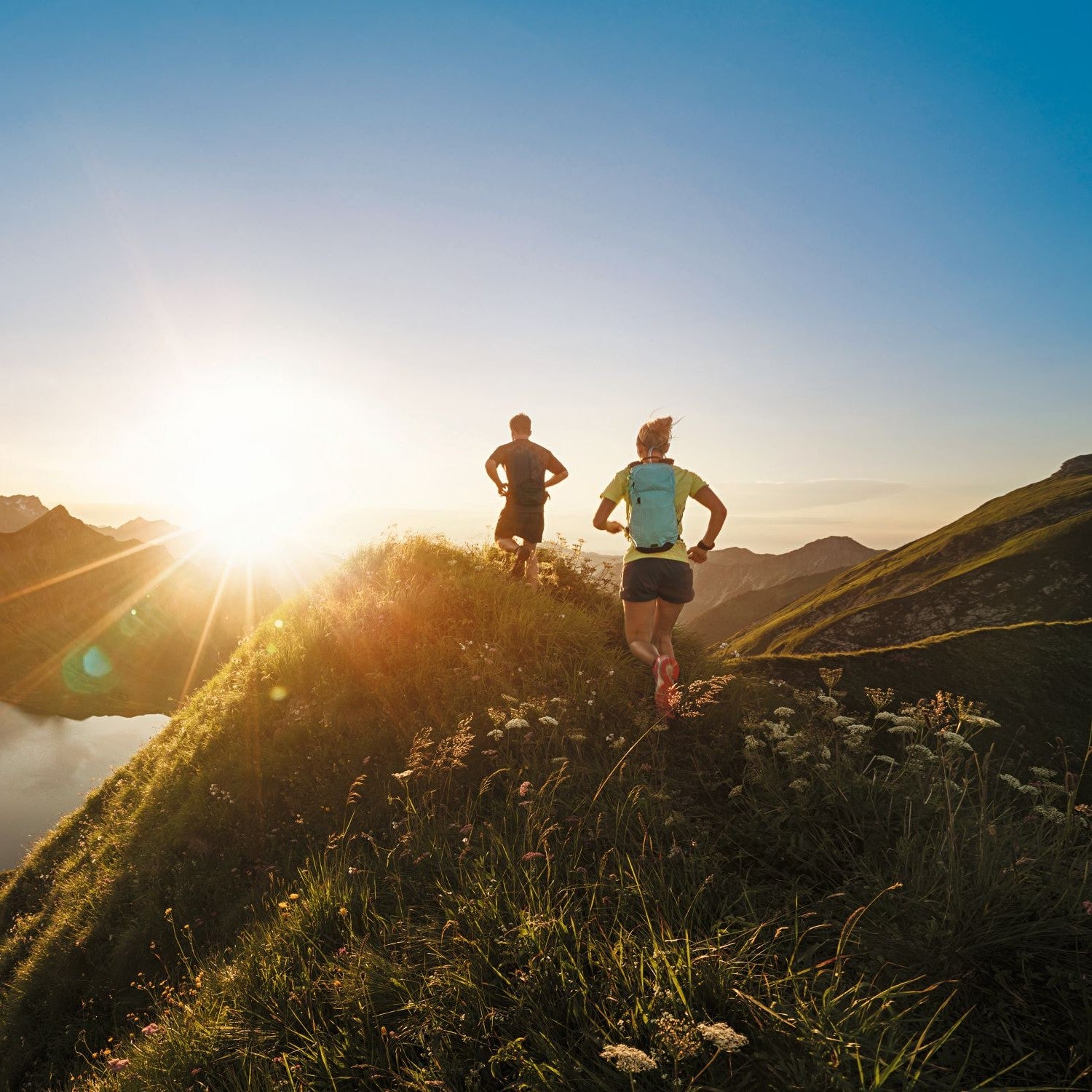 Paar läuft auf einem Bergpfad