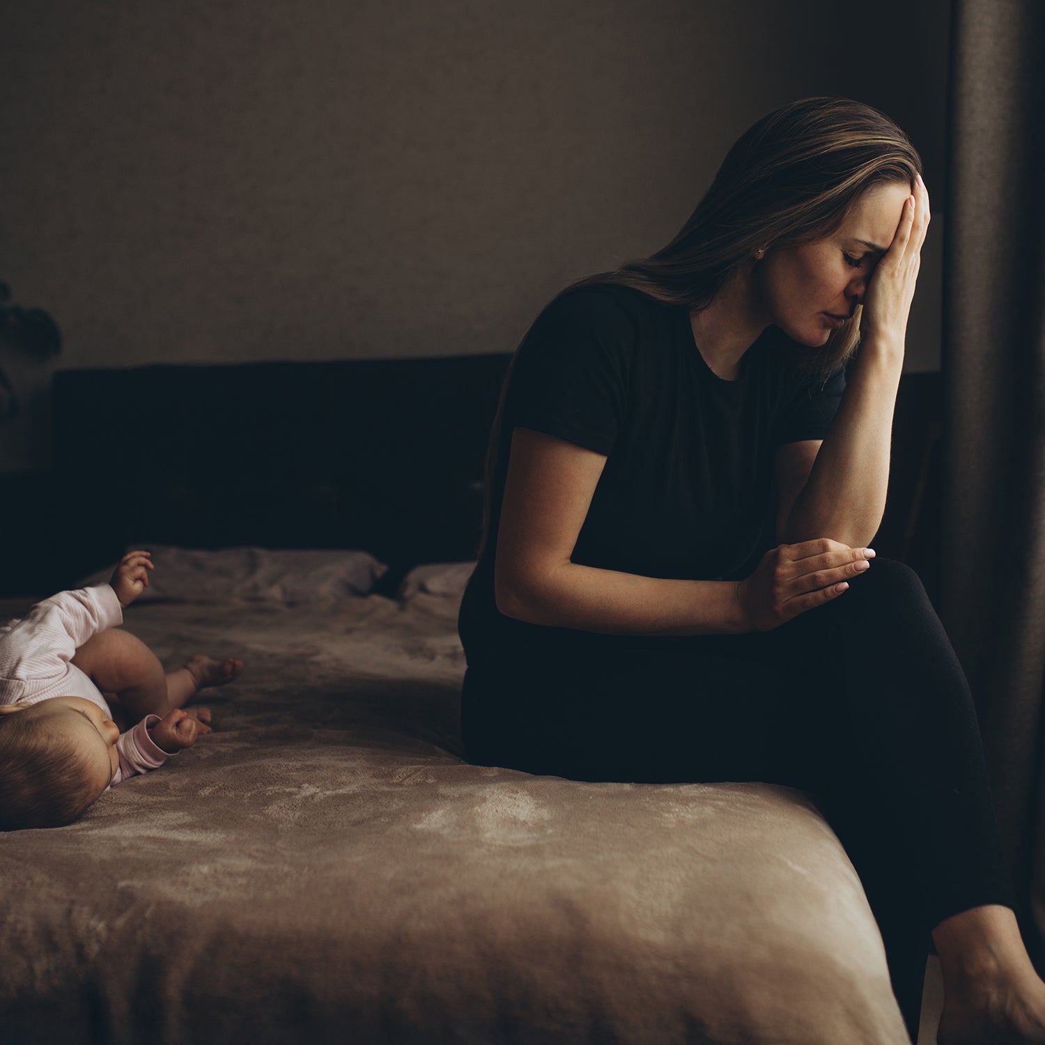 Frau leidet unter Menstruationsbeschwerden