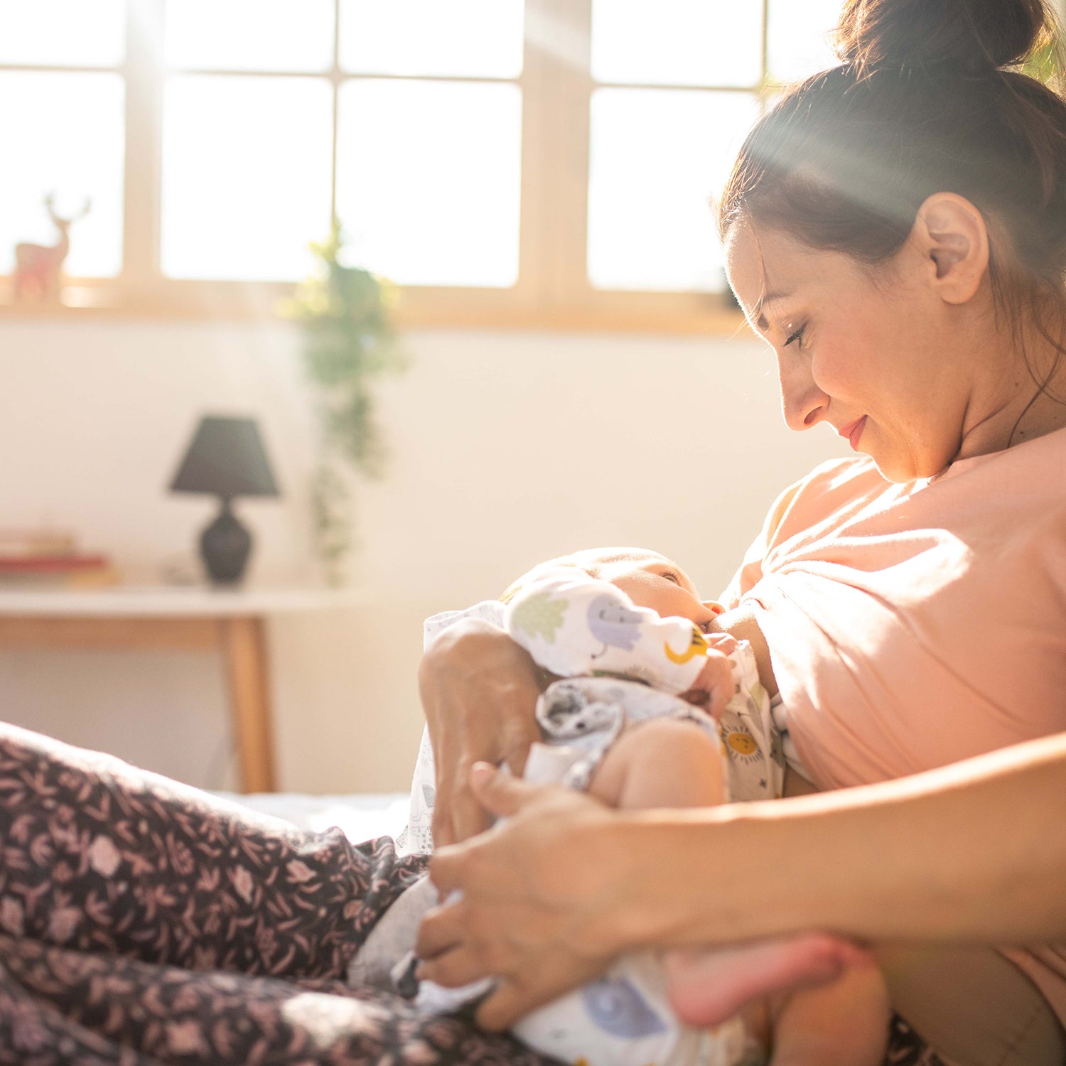 Mutter stillt ihr Baby