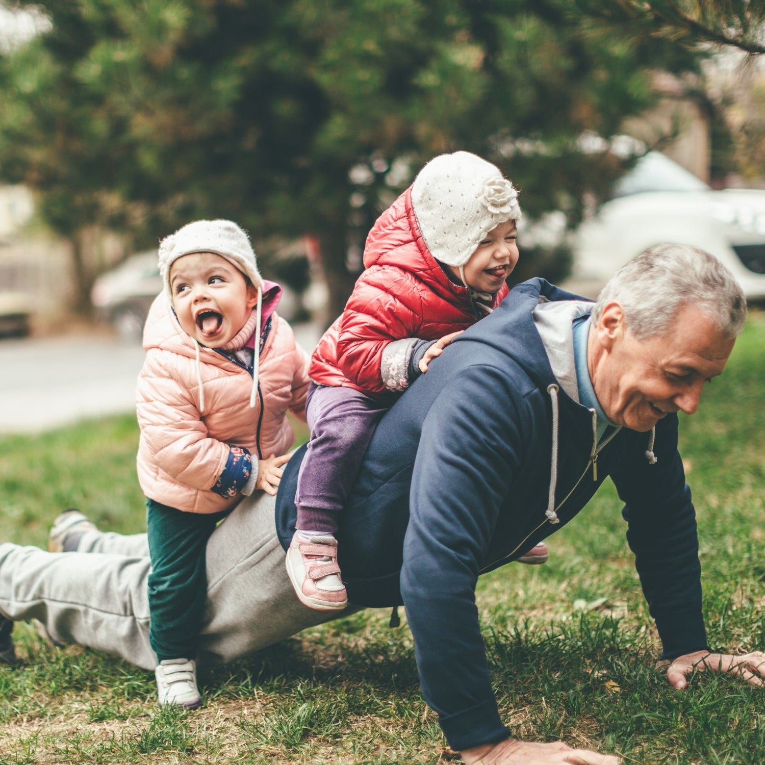 Opa spielt mit seinen Enkeln im Park