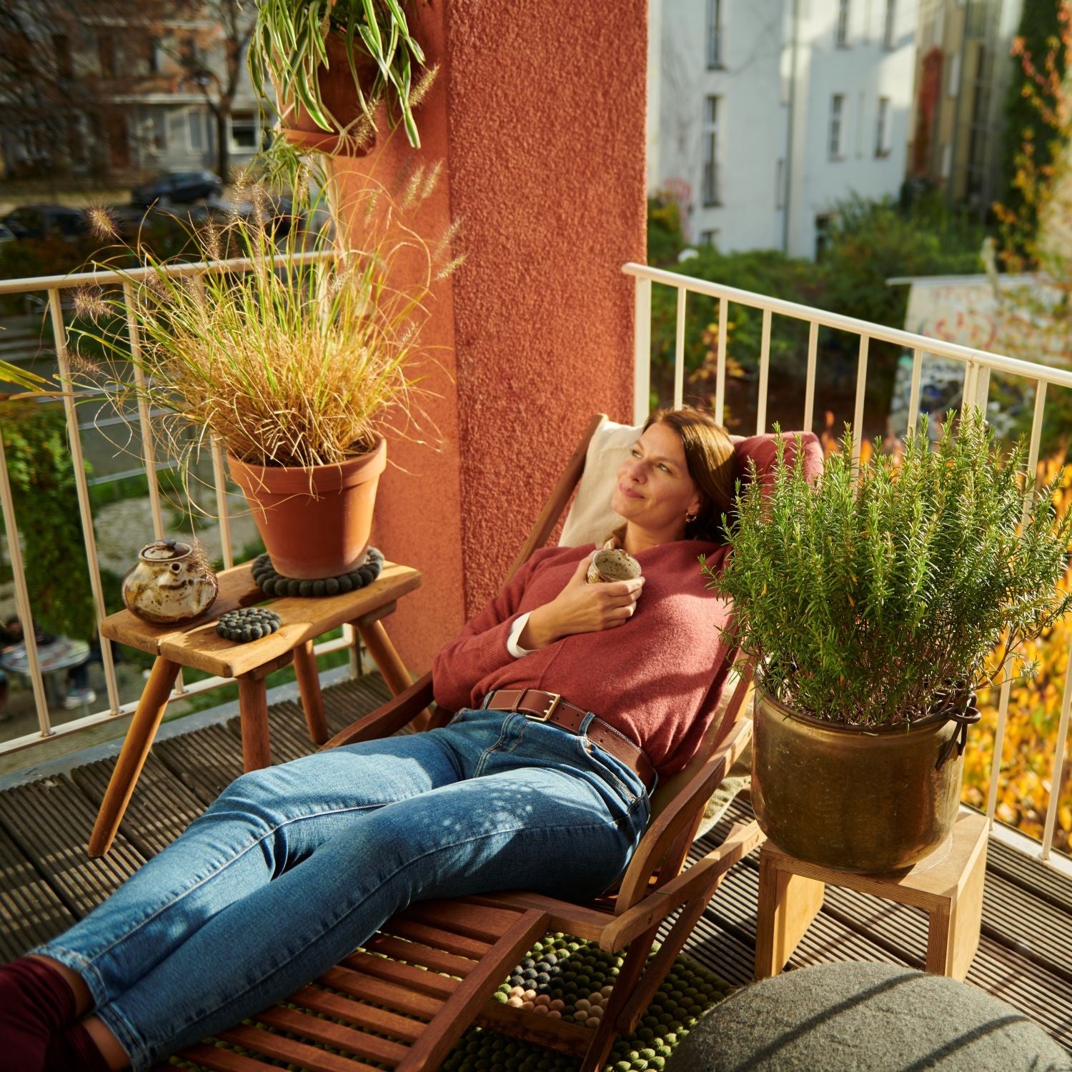Frau entspannt auf Balkon