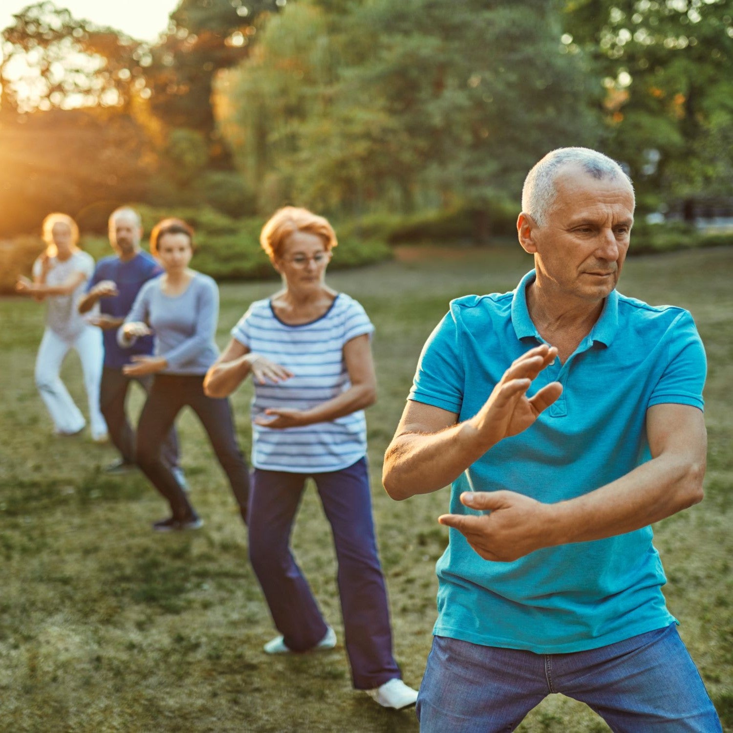 Gruppe macht Tai Chi im Park