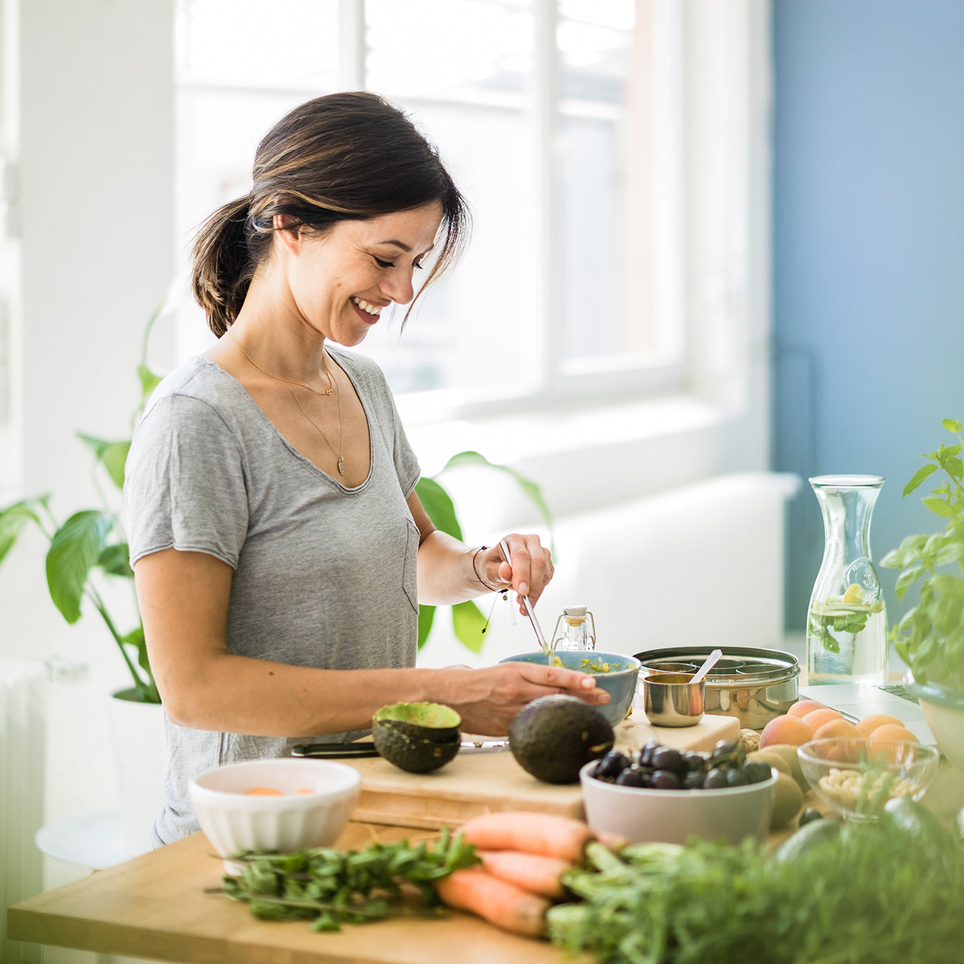 Frau bereitet sich ein Essen in der Küche zu
