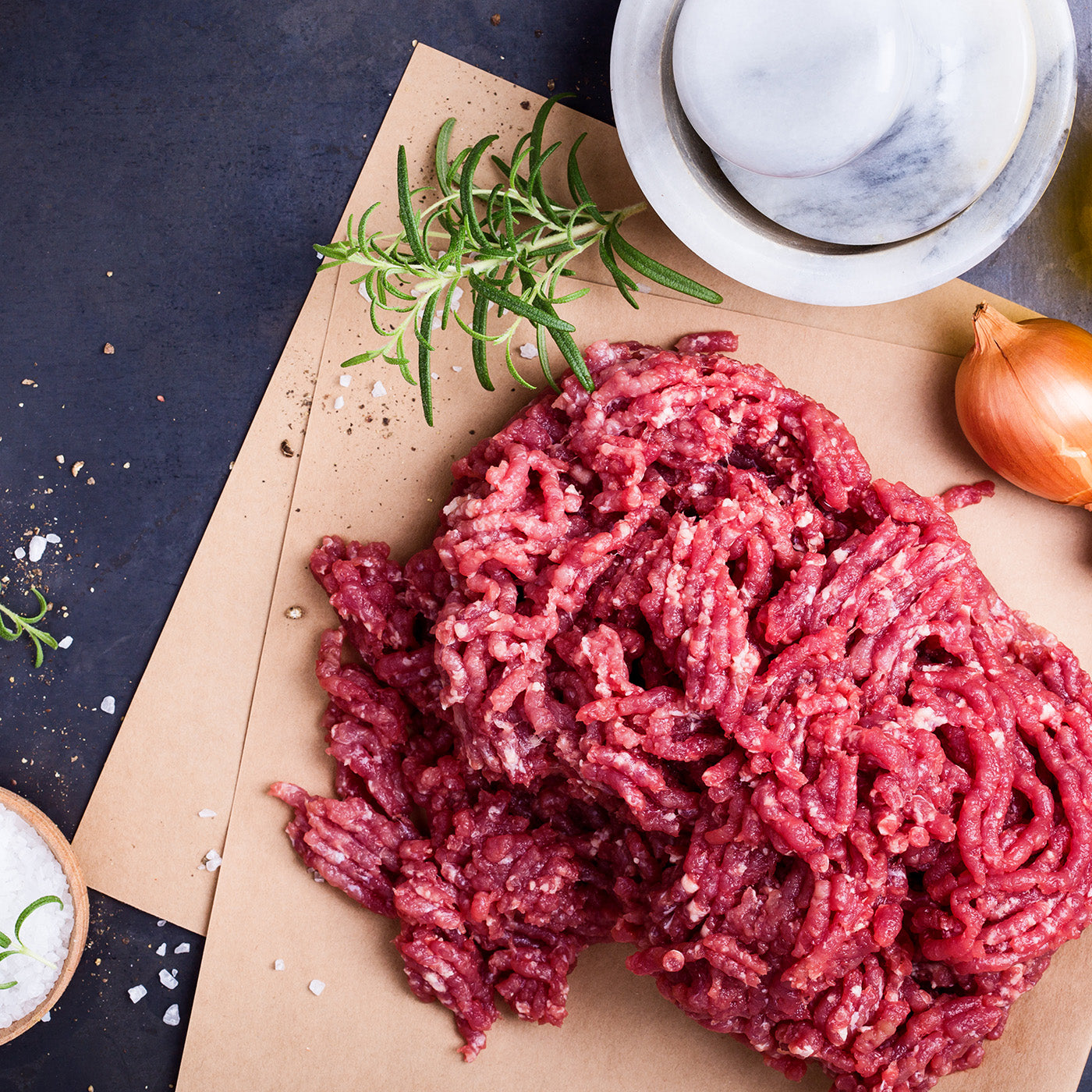 Hackfleisch und Zwiebeln liegen bereit, um verarbeitet zu werden