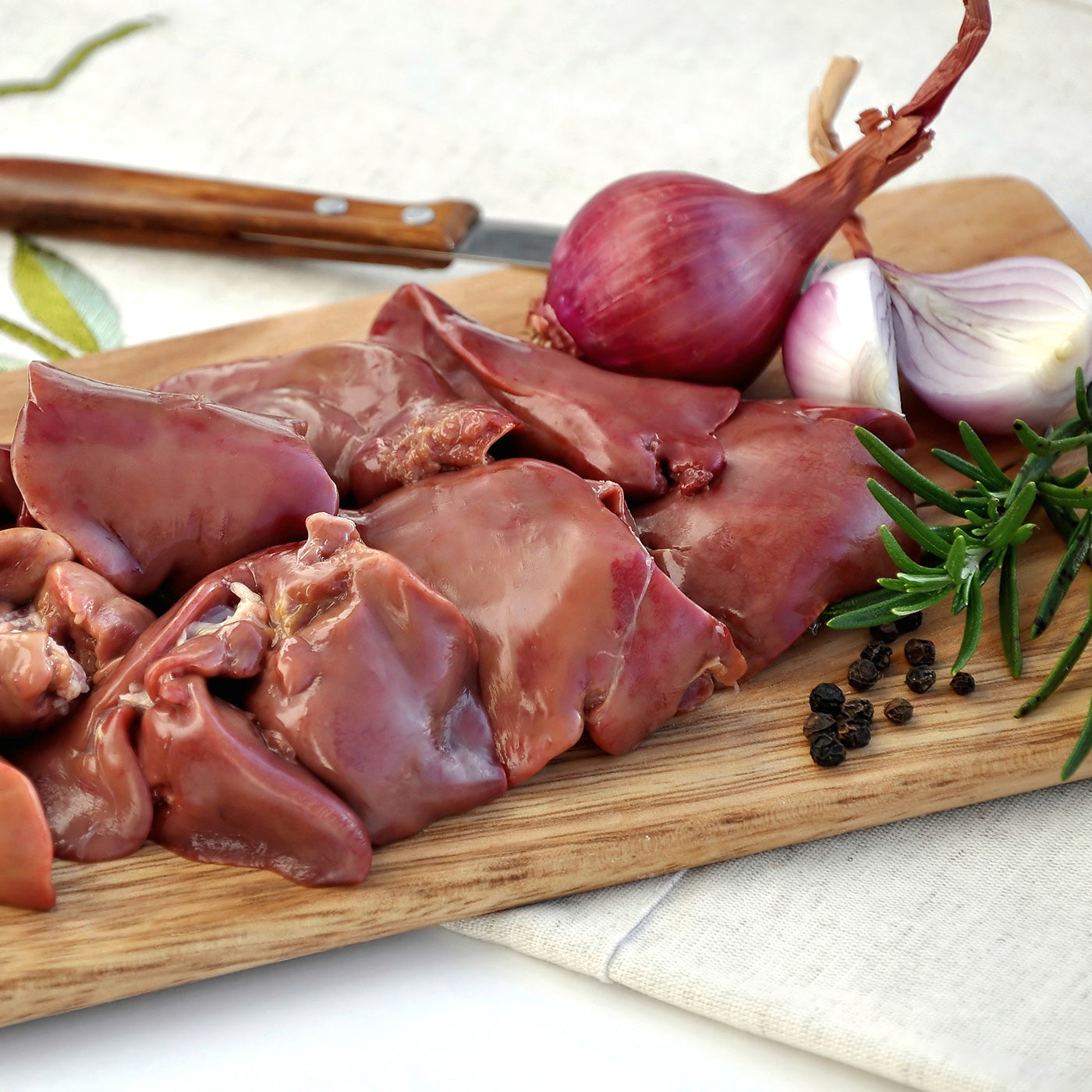 Innereien und Zwiebeln liegen bereit, um verarbeitet zu werden