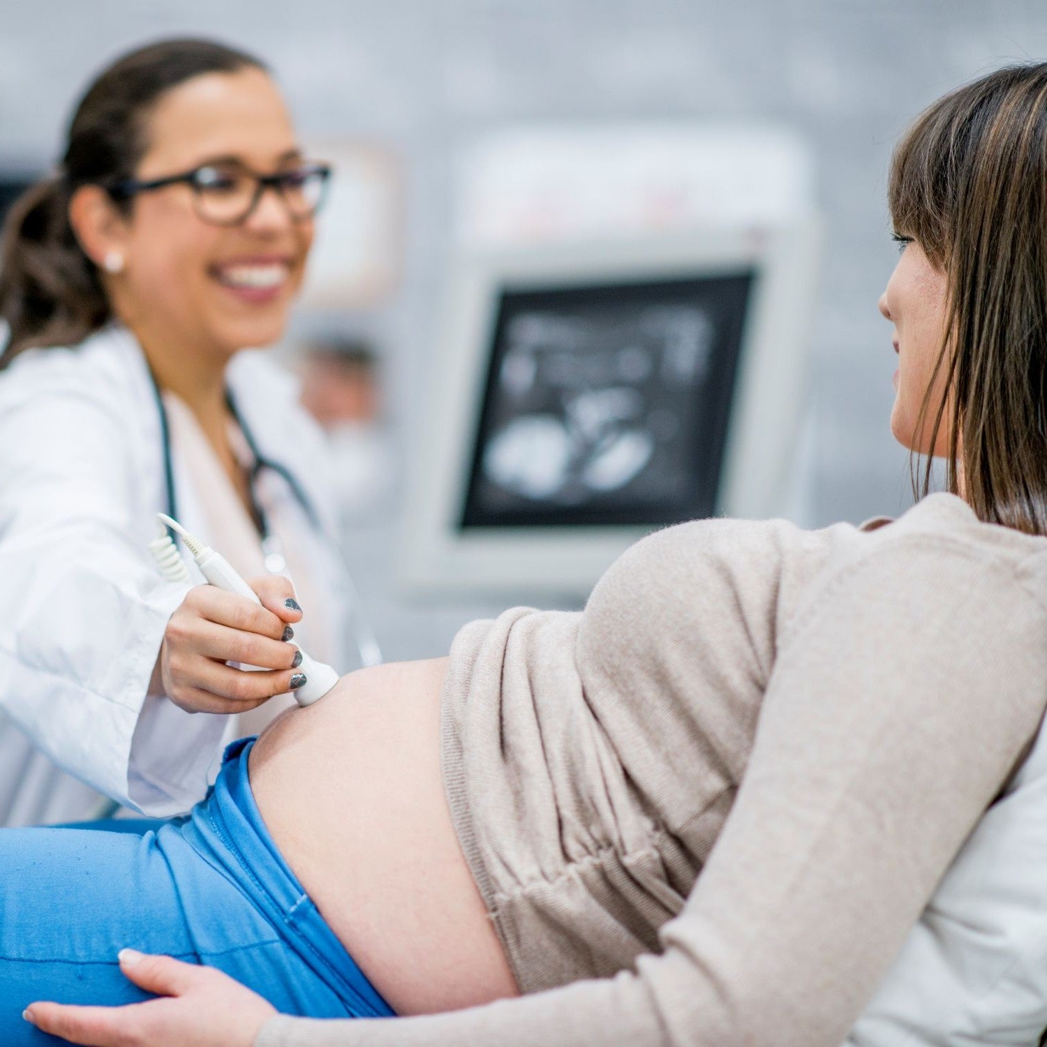 Ärztin macht einen Ultraschall bei einer schwangeren Frau