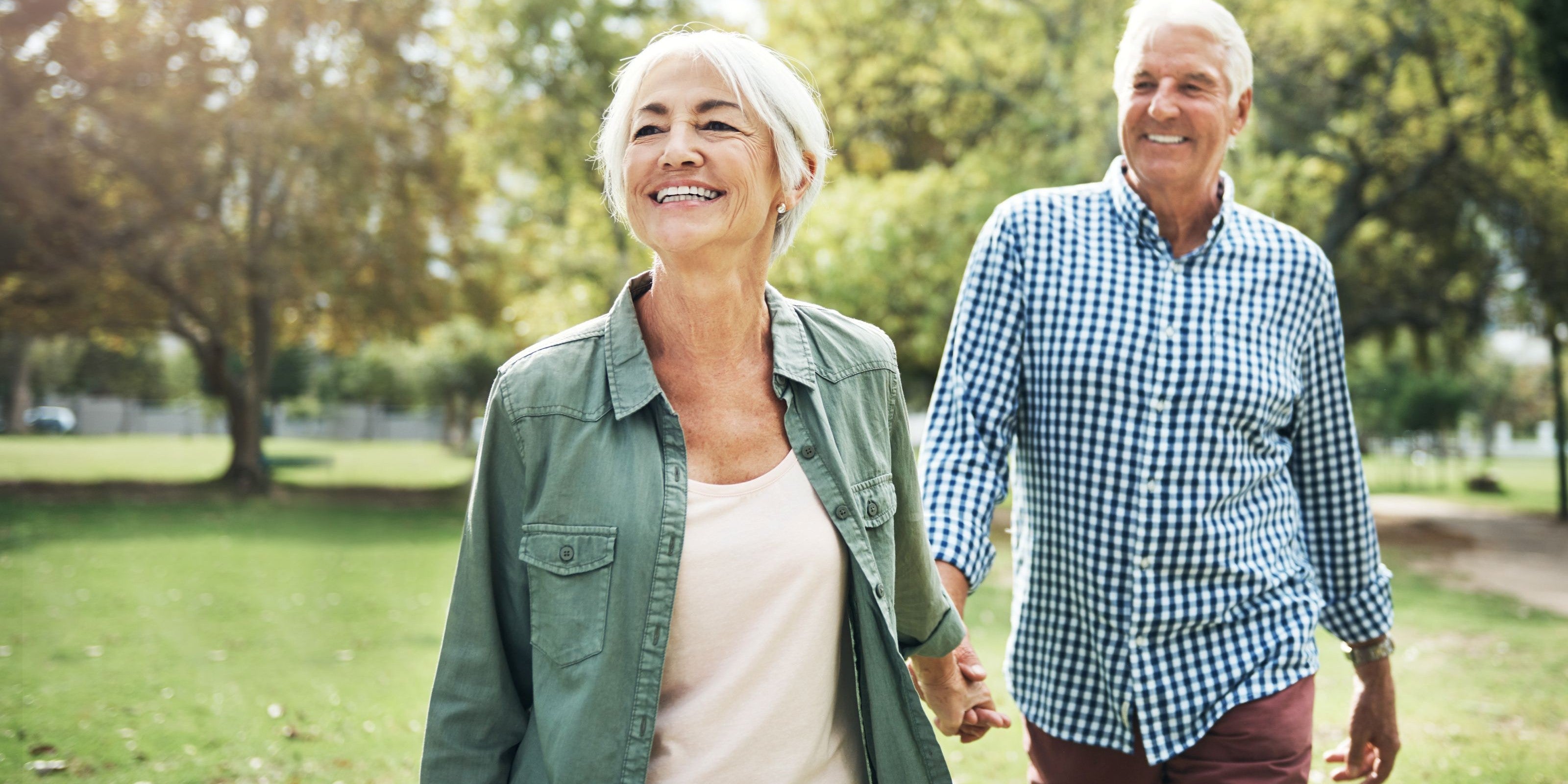 Älteres Paar geht in Park spazieren