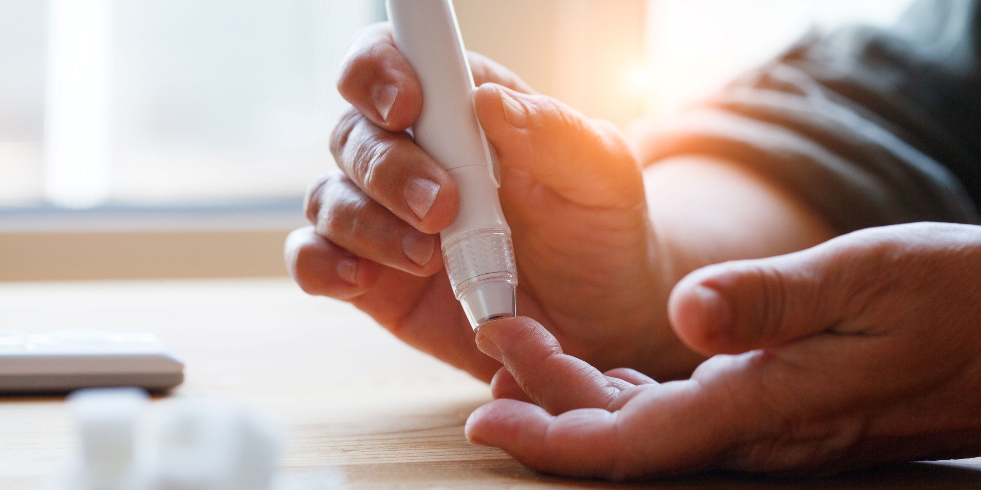 Person misst Blutzuckerwert mit einem Diabetes Pen