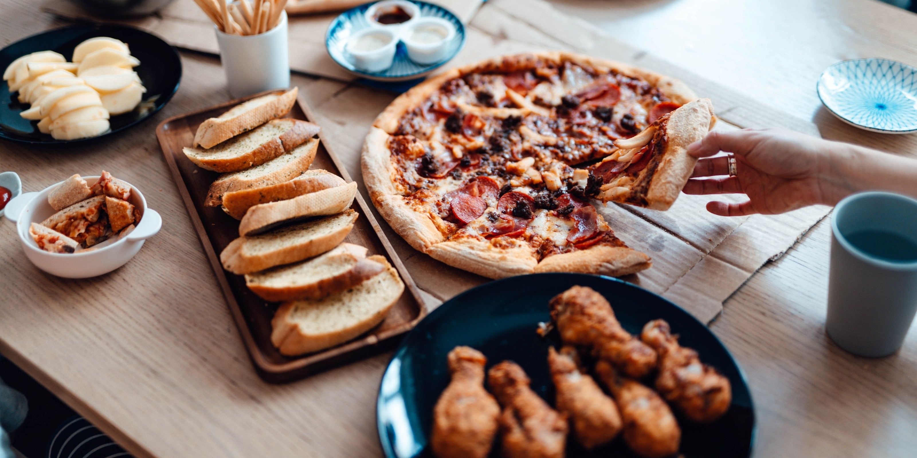 Kohlenhydratreiches Essen wie Pizza und Brot