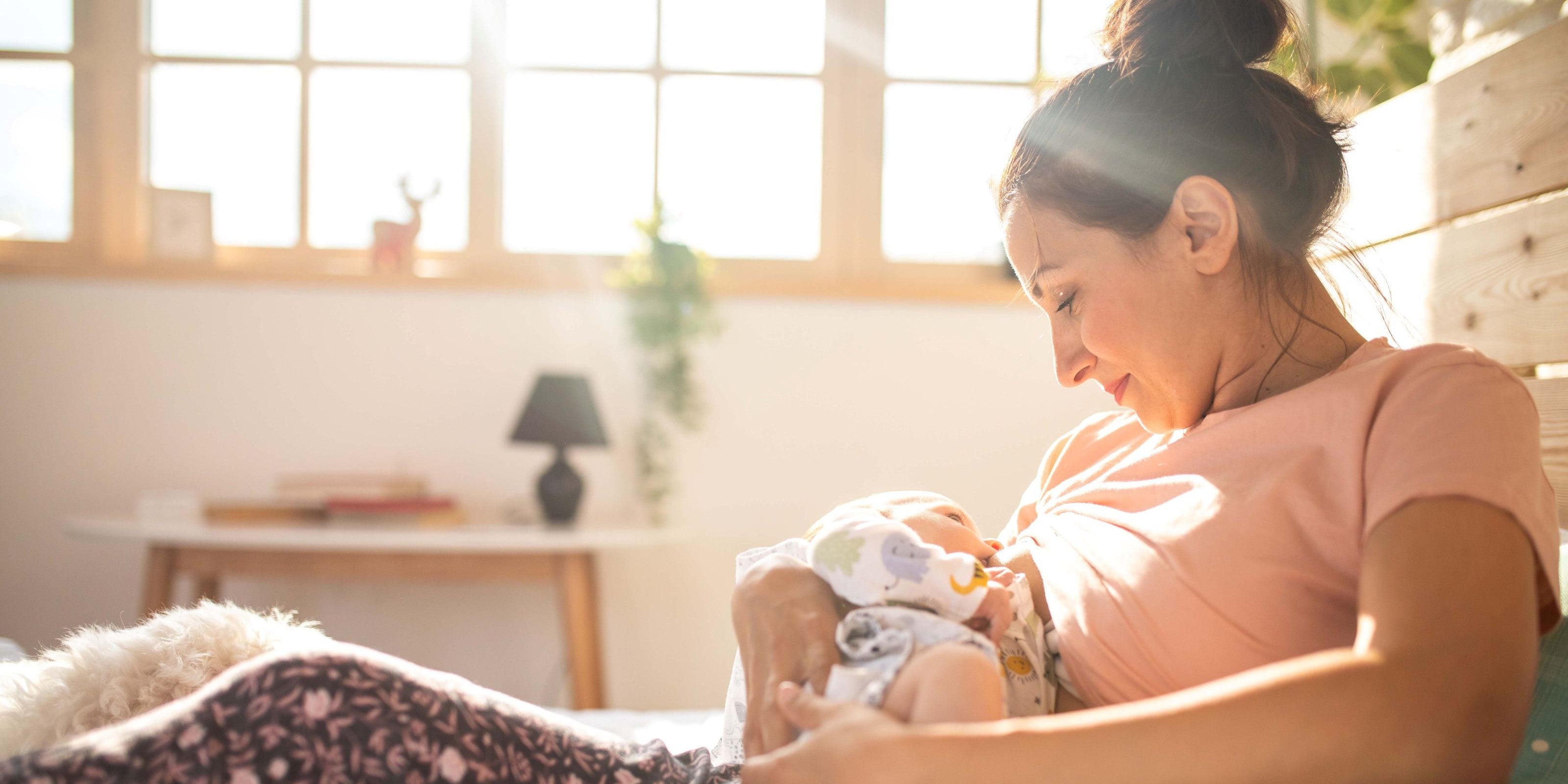 Mutter stillt ihr Baby