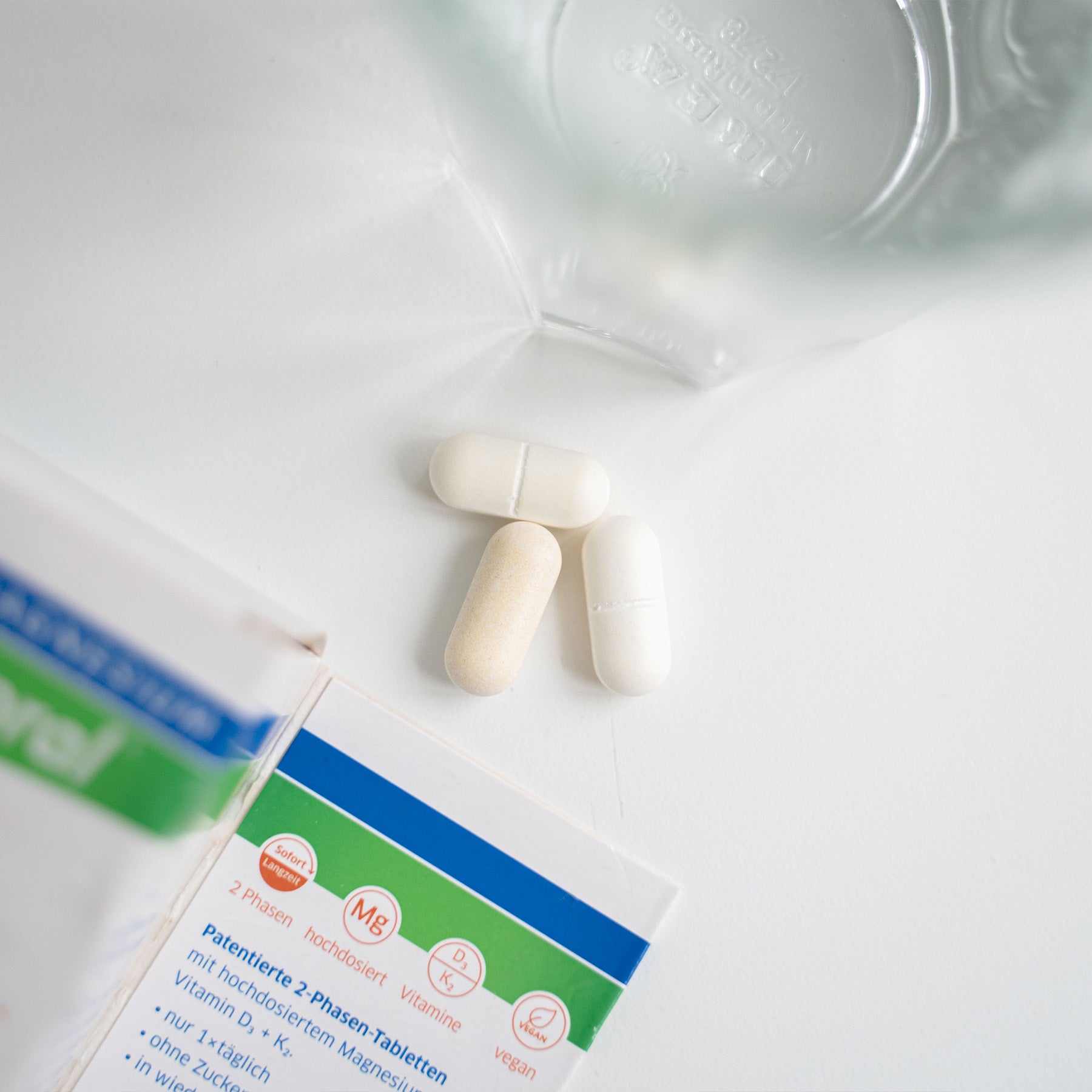 Magnesium-Diasporal Pro Depot Muskeln und Knochen Tabletten auf einem Tisch