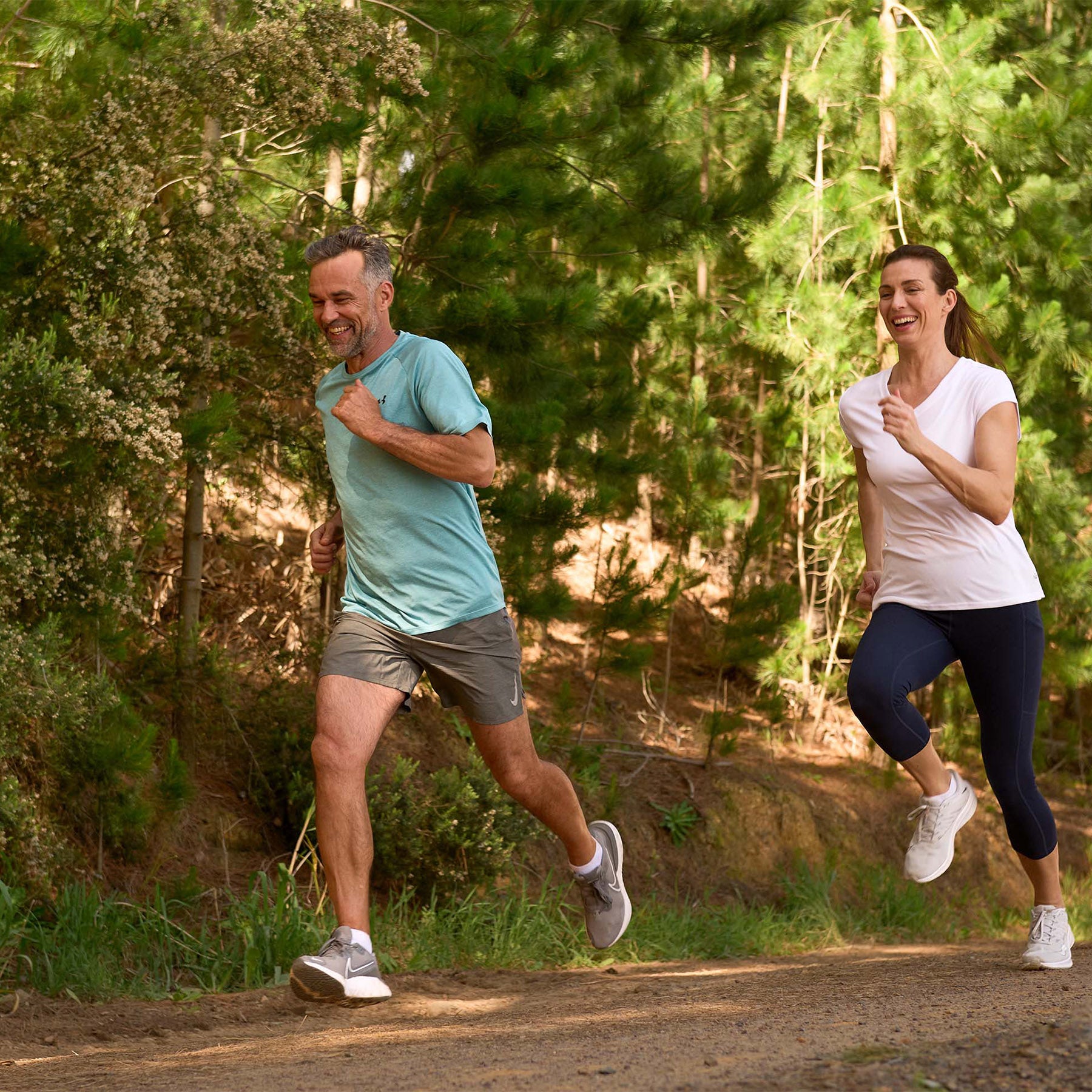 Paar joggt durch einen Wald