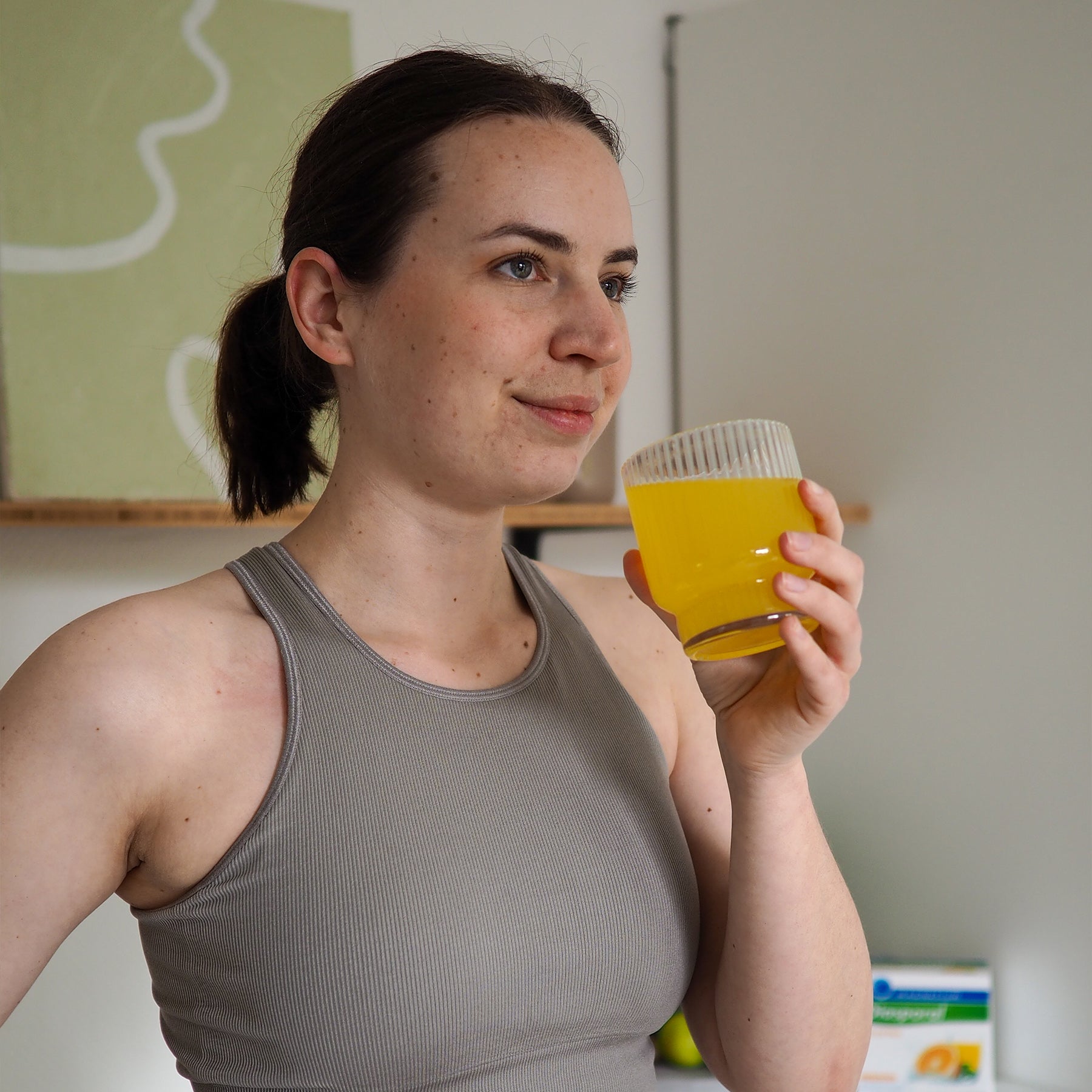 Frau trinkt ein Glas Magnesium-Diasporal 400 Extra