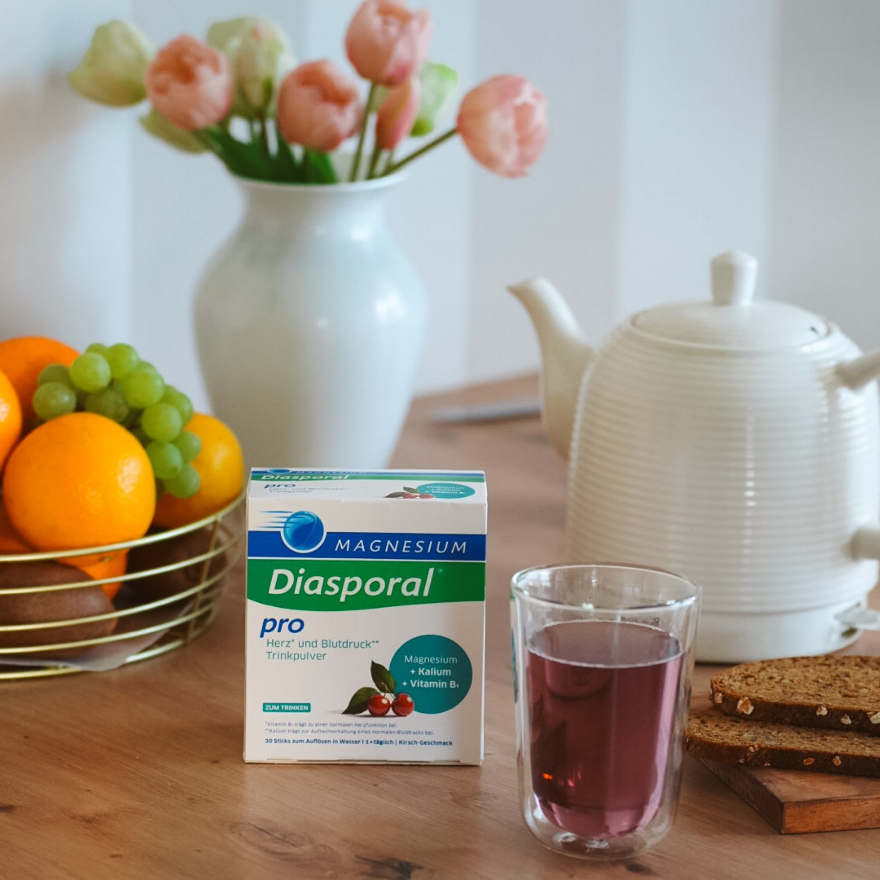 Magnesium-Diasporal Pro Herz und Blutdruck Trinkpulver auf einem Tisch