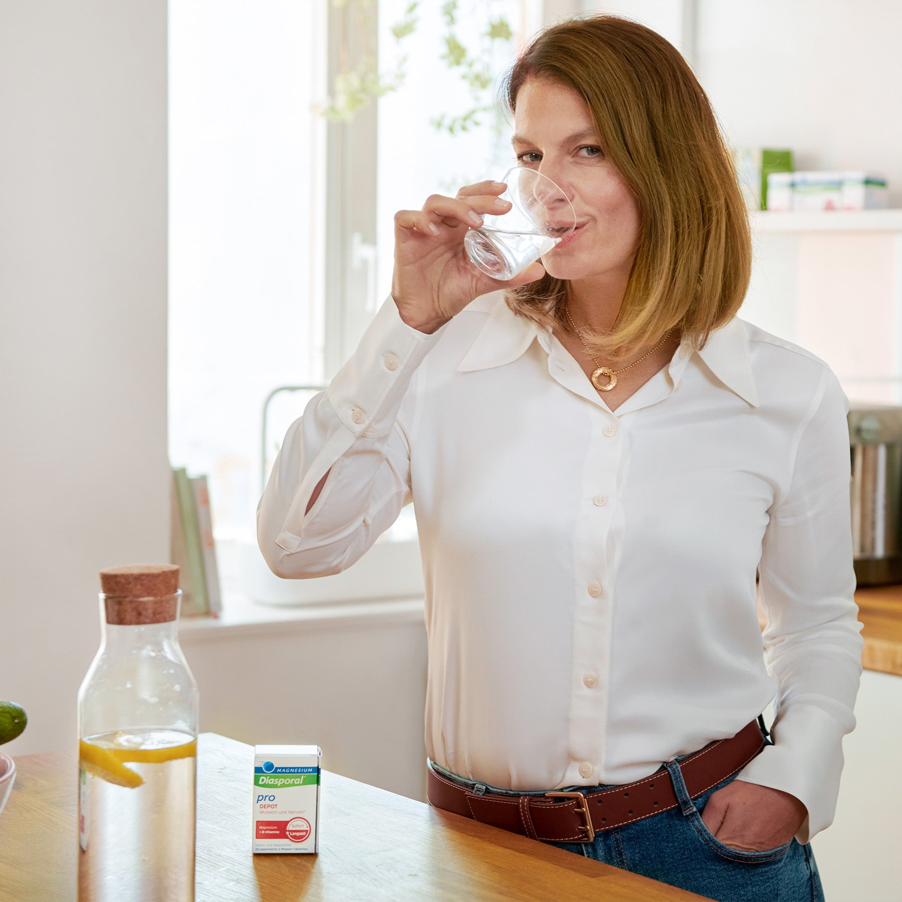 Frau nimmt Magnesium-Diasporal Pro Depot Muskeln und Nerven Tabletten ein