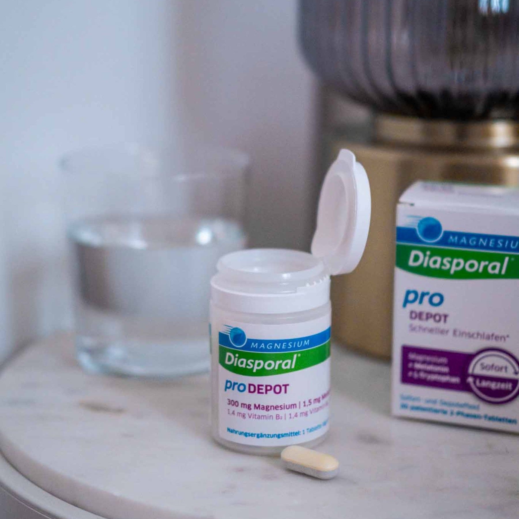 Magnesium-Diasporal Pro Depot Schneller Einschlafen steht auf dem Nachttisch