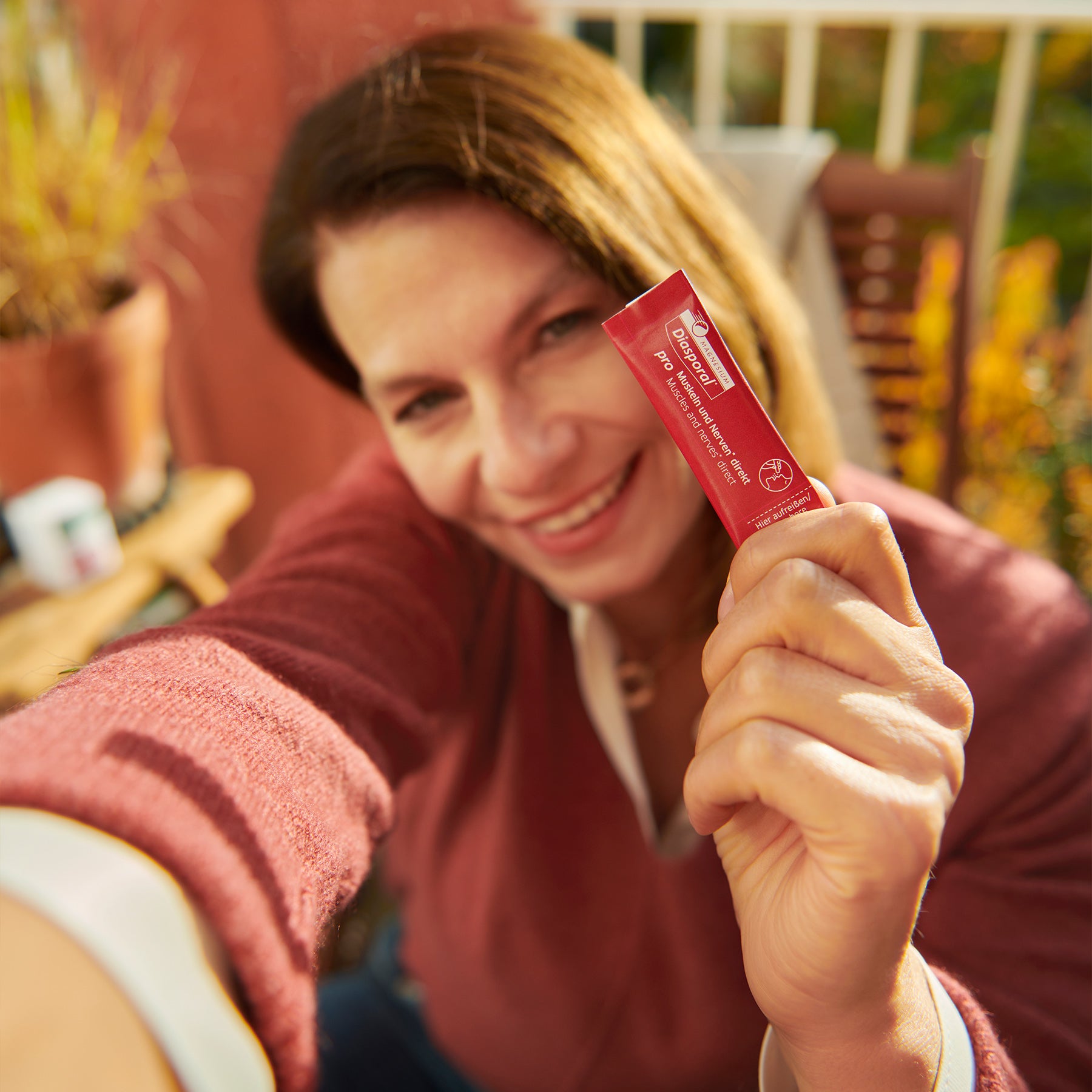 Frau hält einen Direktstick Magnesium-Diasporal Pro Muskeln und Nerven direkt in der Hand