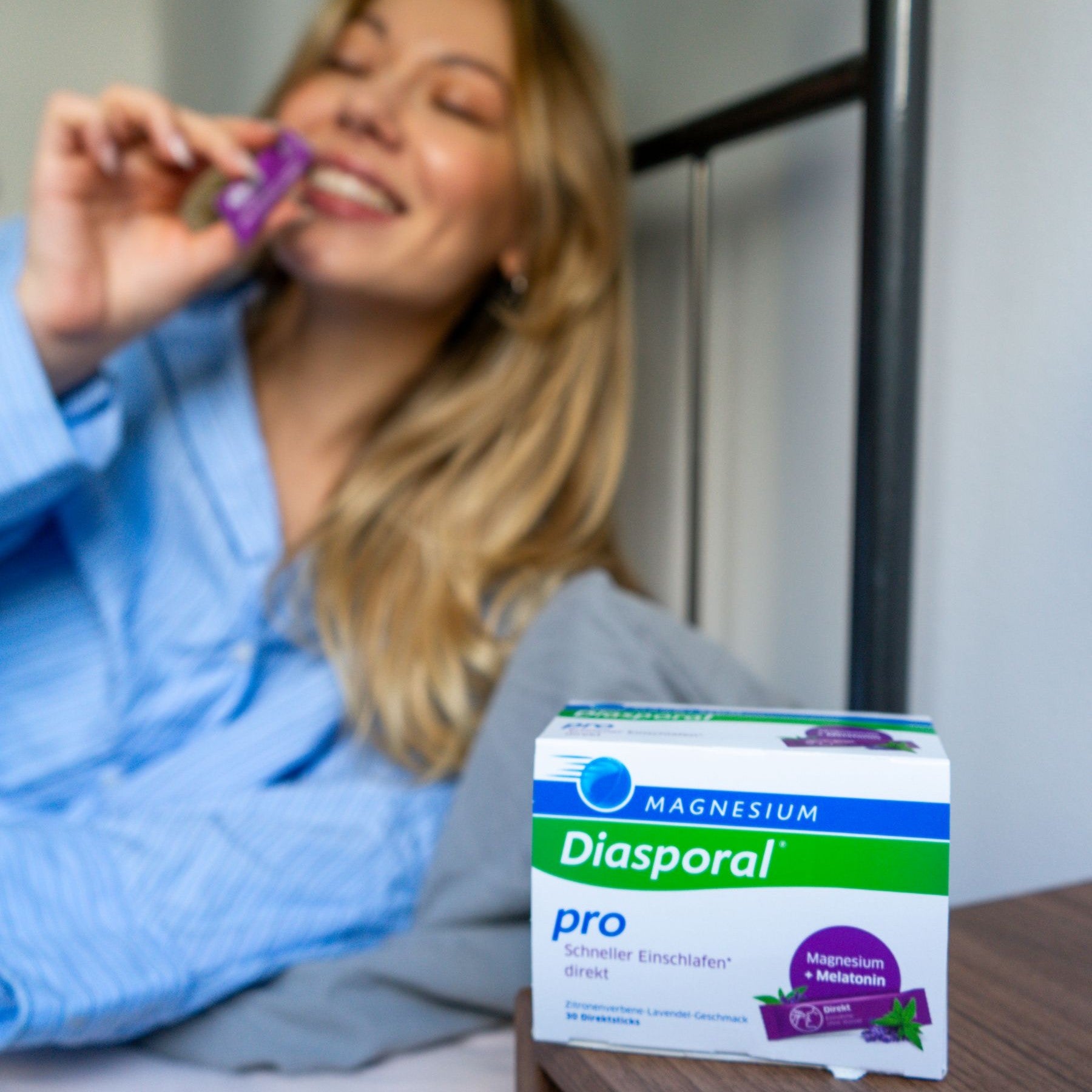 Frau nimmt einen Direktstick von Magnesium-Diasporal Pro Schneller Einschlafen direkt ein