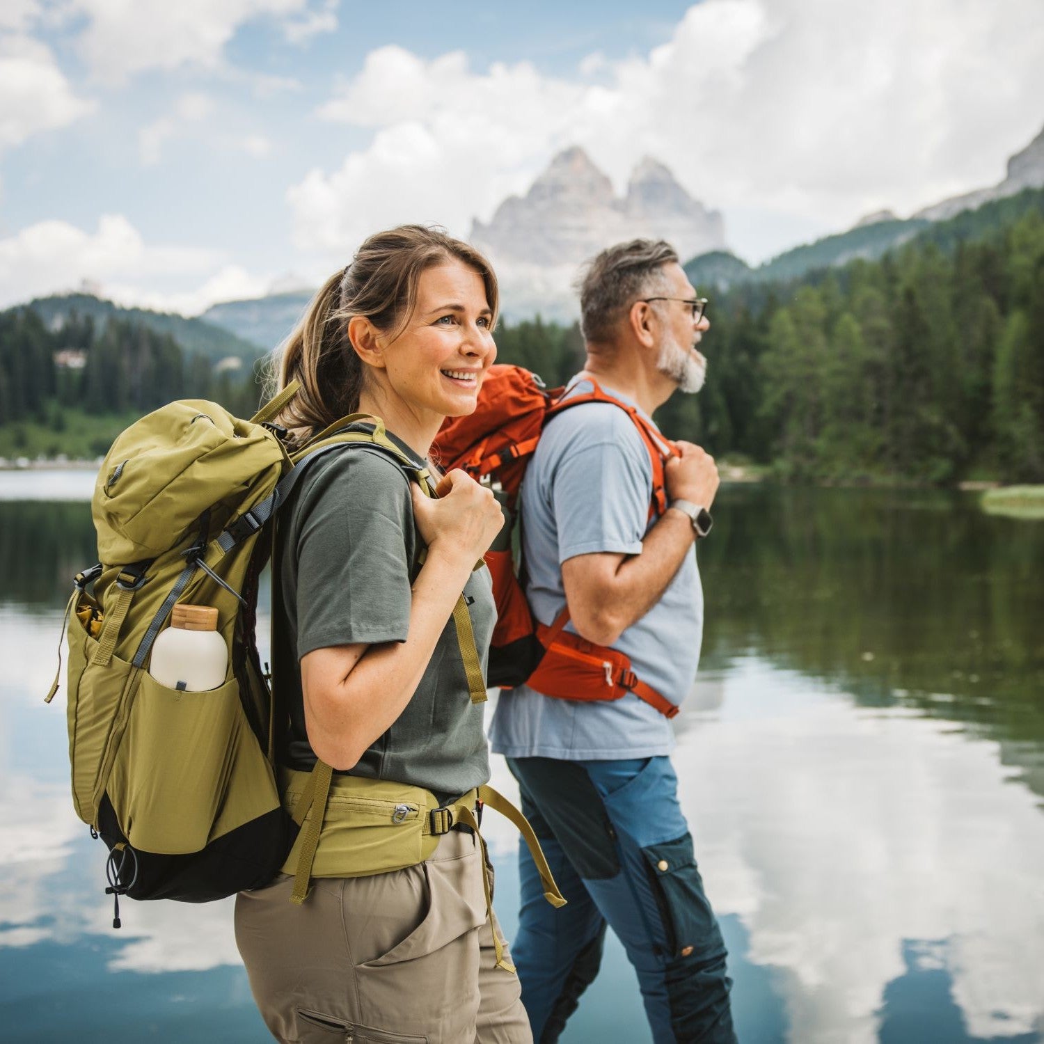 Paar wandert gemeinsam um einen Bergsee