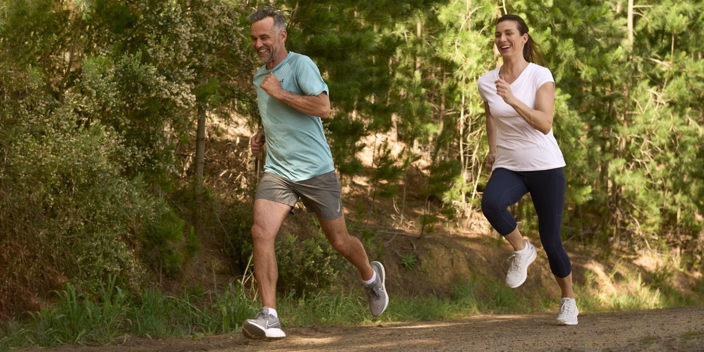 Paar joggt durch den Wald